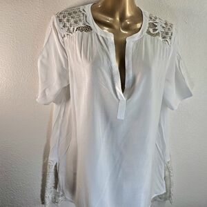 Chicos white lace accent v-neck tunic size 2